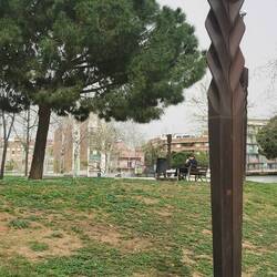 Wozu die überdimensionalen Essstäbchen überall im Park? 🤔 Ah, vielleicht sind es Laternen...