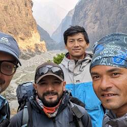 Start-Selfie in Yaru - mit unserem Host des Teahouse