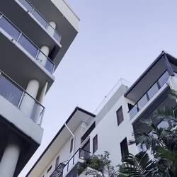 Zuhause über dem Pool