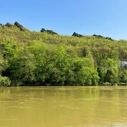 Felsspitzen die aus dem Wald ragen...