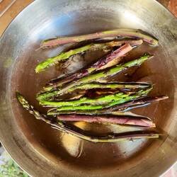 Zum Abendessen gibt's neben den Bratwürsten noch Wilden Spargel vom Wegesrand.
