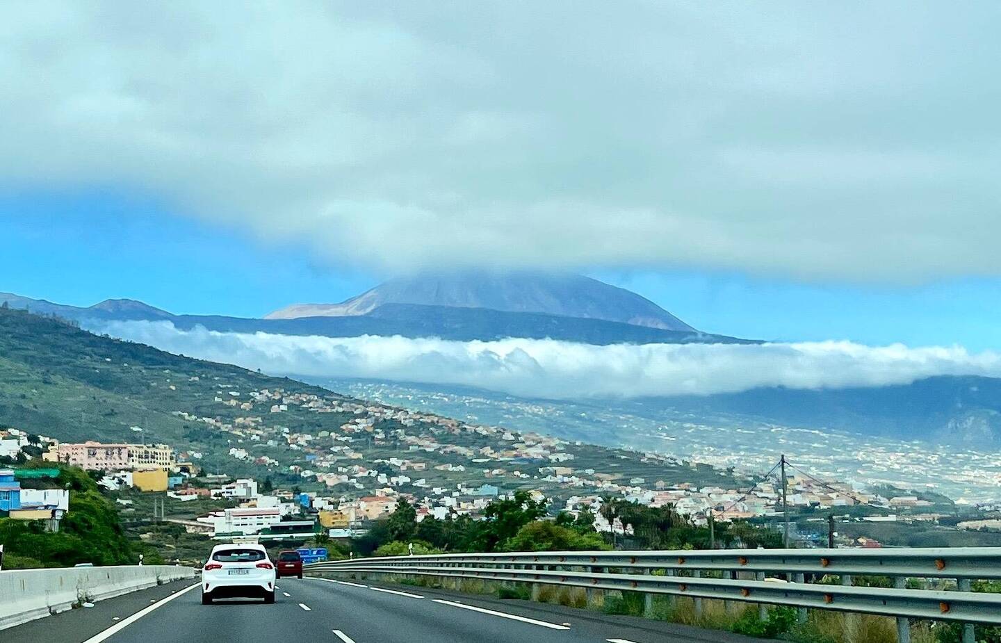 Blick auf Puerto de Cruz und den Teide von der Autobahn