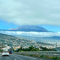 Blick auf Puerto de Cruz und den Teide von der Autobahn