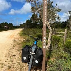 Das ins die wegweiser des EuroVia Rad und Wanderweg