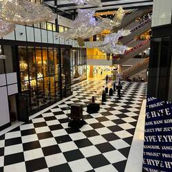 Nächste Galerie: Neben einem teuren Hotel, in der Shopping mall.