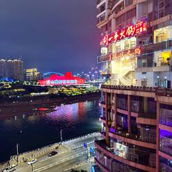 Das Theater bei Nacht