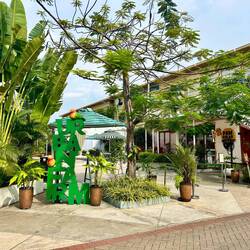 Urban Farm ... viele kleine Fressgeschäfte, mit ein bisschen Grün herum