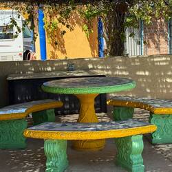 Schöne Sitzbänke rund um den Pool