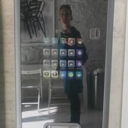 Sogar der Getränkeautomat wirkt künstlerisch...