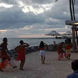 a little dance/fire show every day without paying for a room