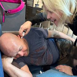 Chris hat Ohrenweh und die Frau Dr. eilt zu Hilfe 😂😂😂