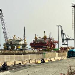 Zwei Bohrinseln im Hafen