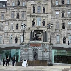 24 Staturen berühmter Persönlichkeiten