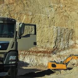 La côte est en travaux permanents. La montagne est grignotée pour laisser place à des hôtels...