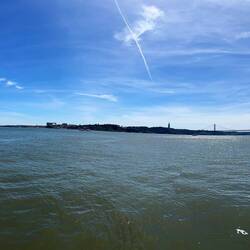 Blick von der Fähre aus Lissbon Richtung Süden mit Ponte do 25 Abril