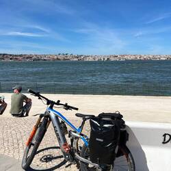 Am Fährhafen Almada, Blick auf den Tejo und im Hintergrund Lissabon