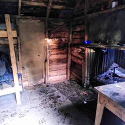 Im Innern der Hütte - kein Gold, nur Dreck