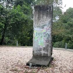 A 360 degree view of the Berlin Wall remnants.
