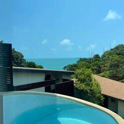 Privatpool mit Blick aufs Meer