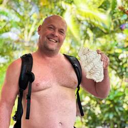 Chris hat eine riesen Muschel gefunden bei der Erkundung der Insel