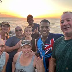 Rechts vorne der Ex-Rugby Spieler und links vorne der Manager.