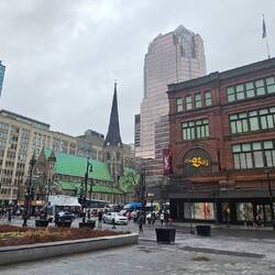Das Shoppingcenter ist unter der Kathedrale und den umliegenden Gebäuden