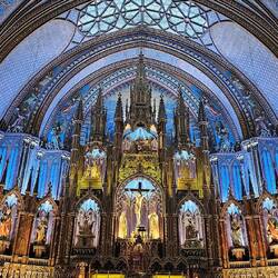 Besonderheit der blau hinterleuchtete Altarraum