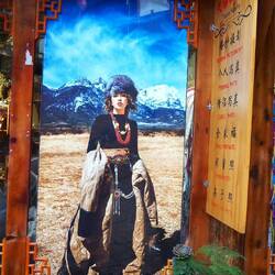 Hier ähnelt die traditionelle Kleidung den Indianern