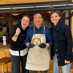 Der Bäckermeister mit der alten zu knusprigen Brezen in der Hand