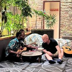 Chris schaut sich das Cava Pulver genauer an