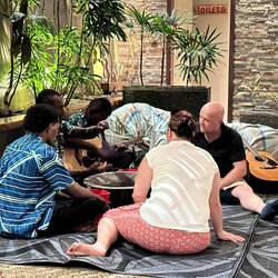 Das Cava-Getränk wird gekostet. Ich bin nicht dabei.