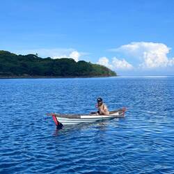 Der Cousin von Bucks im Baby-Kanu