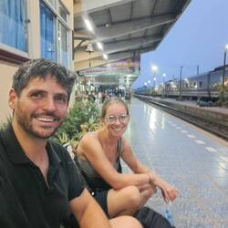 Und hier sitzen wir schon am Bahnsteig in Nong Khai (Thailand), auf den Zug nach Bangkok wartend