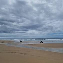 immer wieder flitzen Autos am langen Strand vorbei..