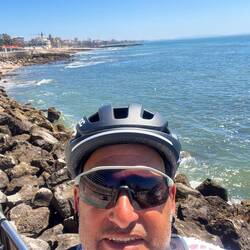 Blick von der Strandpromenade in Cascais Richtung Osten