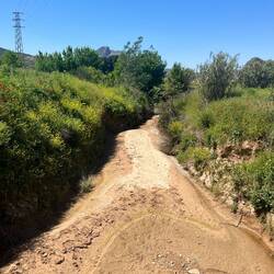 Ausgetrocknete Bachbette wechseln sich ab..