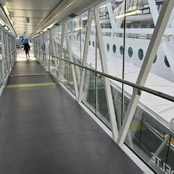 Die Gangway, die einen Unterschied von 7 Metern zwischen Ebbe und Flut ausgleichen musste.