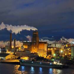 Die Papierfabrik in vollem Betrieb