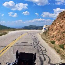 Hinten der See und die Stadt Kastoria, vorne Bitumenstreifen