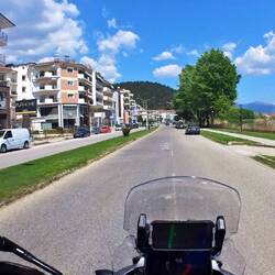 Links eines der unzähligen Pelzgeschäfte