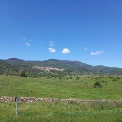 Ein Bergdorf am Rand der Ebene