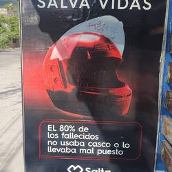 Hier fahren tws. 3 Personen auf einem Moped und die wenigstens tragen einen Helm.