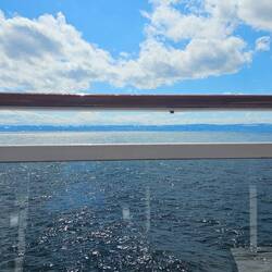 Das Land ist genau zwischen Brüstung und Geländer auf unserem Balkon zu sehen