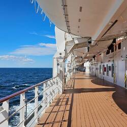 Promenade auf Deck 7 unter den Rettungsbooten
