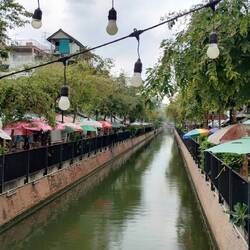 Es gibt viele Kanäle in Bangkok, sodass mensch die Stadt auch gut per Boot erkunden kann