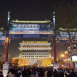 Qianmen Platz = Touri-Hochburg, aber wunderschön bei Nacht