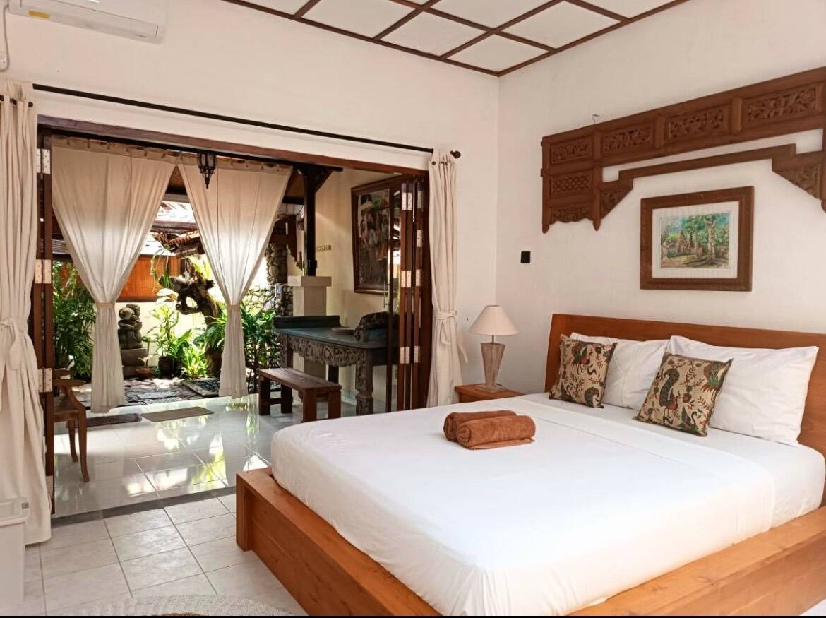 unser Zimmer mit Zwischenbereich zum Sitzen und dann das Bad