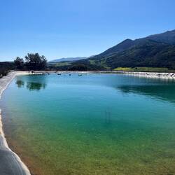 ..neben den nötigen Bewässerungsanlagen und..