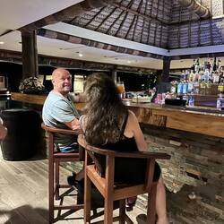 Chris und Gerlinde an der Bar