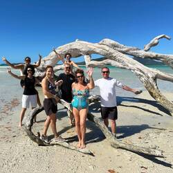 aufgestellte Crow aus Australien und zwei Girls aus der Schweiz